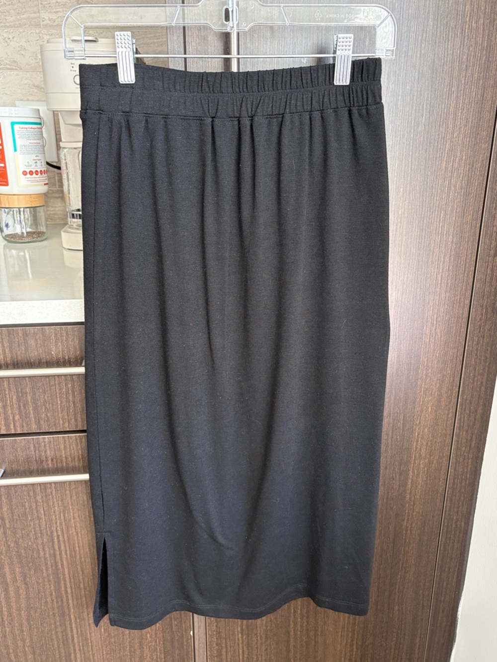Classic Black Elastic-Waist Midi Skirt with Side Hem Slit